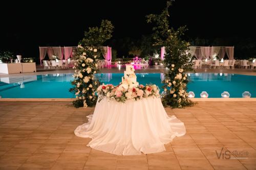 matrimonio-giulia-gabriele-torta-bordo-piscina-01-serena-lobbene-event-creator-wedding-planner